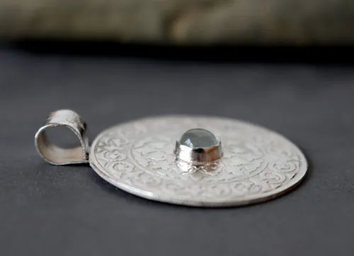 Odeline, dije escudo medieval en plata y aguamarina