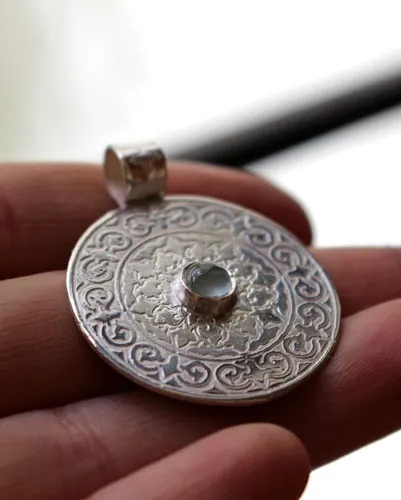 Odeline, dije escudo medieval en plata y aguamarina