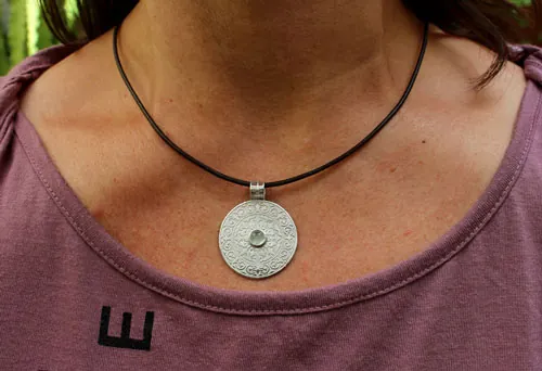 Odeline, dije escudo medieval en plata y aguamarina