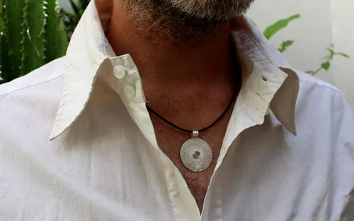 Odeline, dije escudo medieval en plata y aguamarina