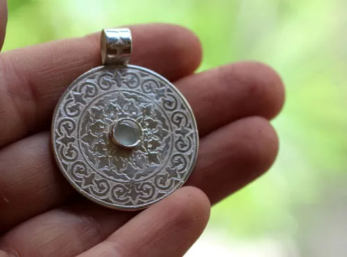 Odeline, dije escudo medieval en plata y aguamarina