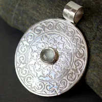 Odeline, dije escudo medieval en plata y aguamarina