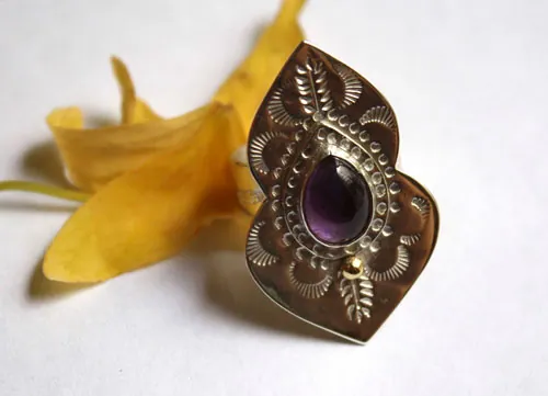 Oditi, anillo amanecer oriental en plata, latón y amatista