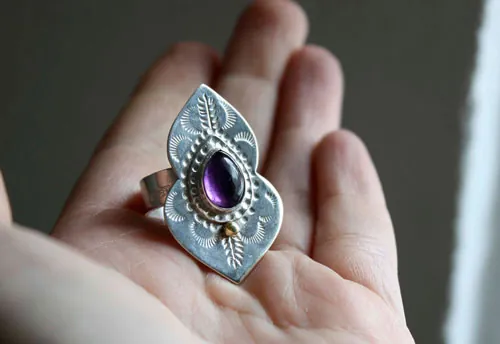 Oditi, anillo amanecer oriental en plata, latón y amatista