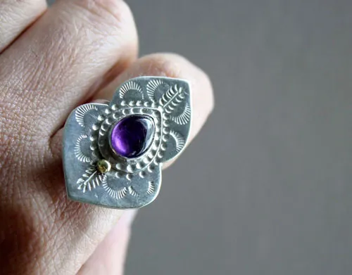 Oditi, anillo amanecer oriental en plata, latón y amatista