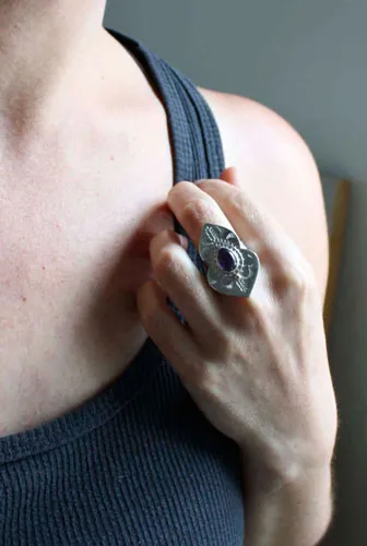 Oditi, anillo amanecer oriental en plata, latón y amatista