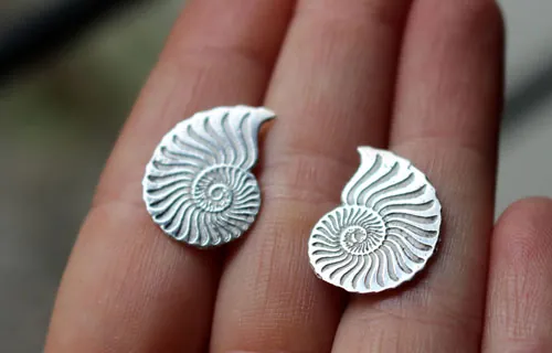 Ófita, aretes de botón Amonitas en plata