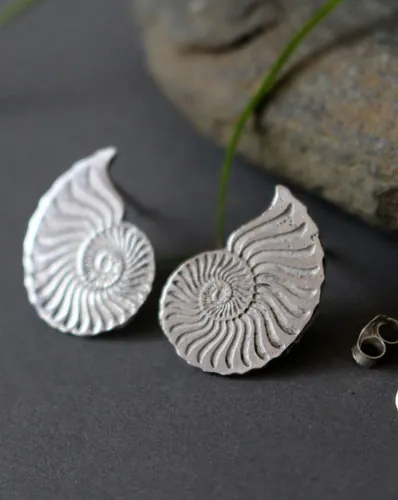Ófita, aretes de botón Amonitas en plata