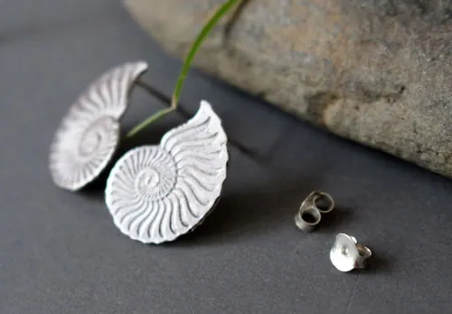 Ófita, aretes de botón Amonitas en plata