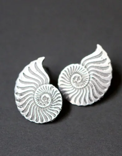 Ófita, aretes de botón Amonitas en plata