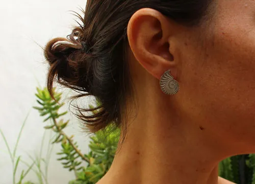 Ófita, aretes de botón Amonitas en plata