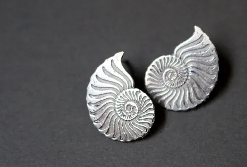 Ófita, aretes de botón Amonitas en plata
