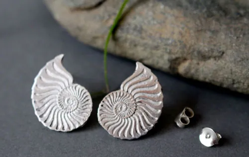 Ófita, aretes de botón Amonitas en plata