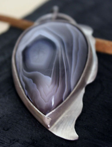 Ojo de águila, dije cabeza de ave rapaz en plata y ágata Botsuana