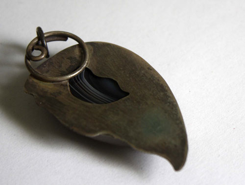 Ojo de águila, dije cabeza de ave rapaz en plata y ágata Botsuana