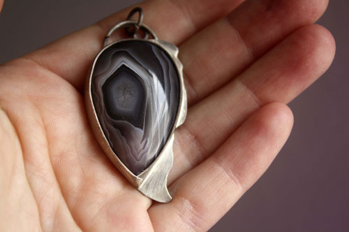 Ojo de águila, dije cabeza de ave rapaz en plata y ágata Botsuana