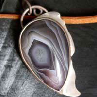 Ojo de águila, dije cabeza de ave rapaz en plata y ágata Botsuana