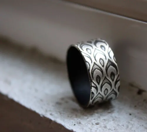 Ojo de pavo real, anillo pluma con ocelo en plata