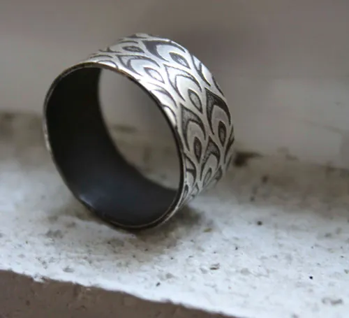 Ojo de pavo real, anillo pluma con ocelo en plata