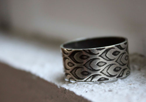 Ojo de pavo real, anillo pluma con ocelo en plata