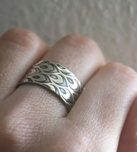 Ojo de pavo real, anillo pluma con ocelo en plata