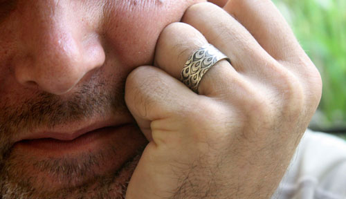 Ojo de pavo real, anillo pluma con ocelo en plata