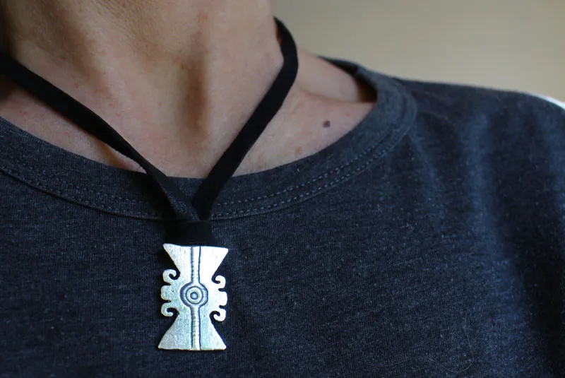 Ollin, collar glifo azteca en plata