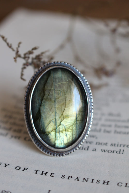 On the other side, mirror and fern ring in silver and labradorite
