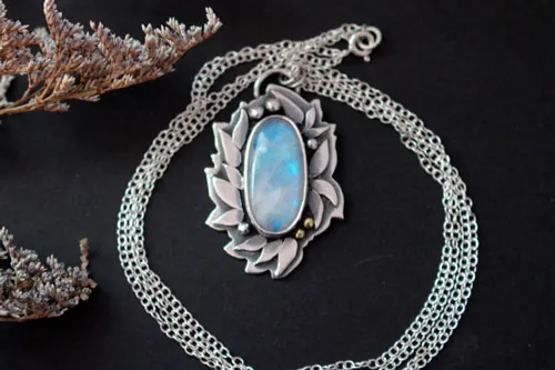 Ondolindë, collar secreto élfico en plata, latón y labradorita blanca