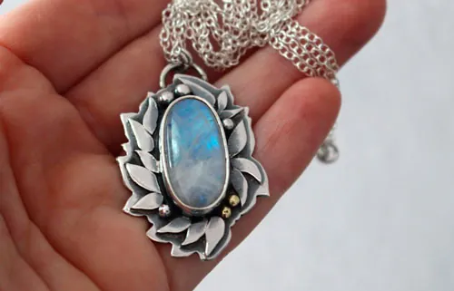 Ondolindë, collar secreto élfico en plata, latón y labradorita blanca