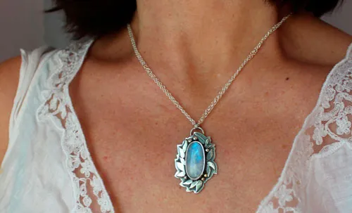 Ondolindë, collar secreto élfico en plata, latón y labradorita blanca