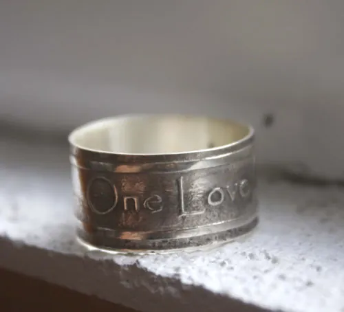 One Love, anillo con la cita de One de la banda de rock U2 en plata
