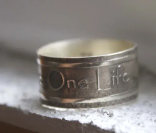 One Love, anillo con la cita de One de la banda de rock U2 en plata