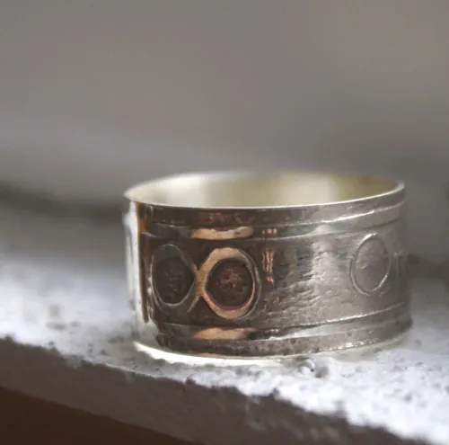 One Love, anillo con la cita de One de la banda de rock U2 en plata
