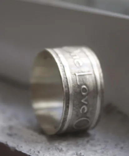 One Love, anillo con la cita de One de la banda de rock U2 en plata