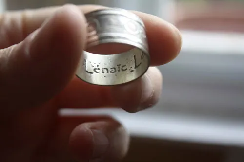 One Love, anillo con la cita de One de la banda de rock U2 en plata