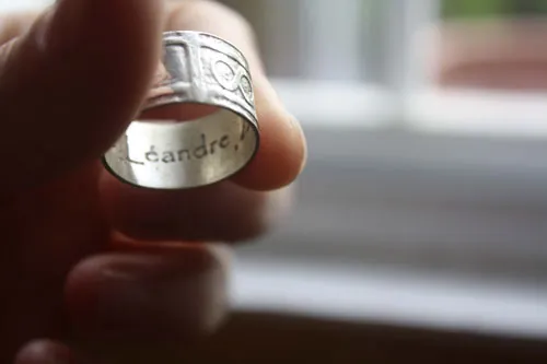 One Love, anillo con la cita de One de la banda de rock U2 en plata