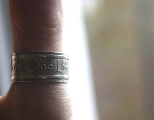 One Love, anillo con la cita de One de la banda de rock U2 en plata