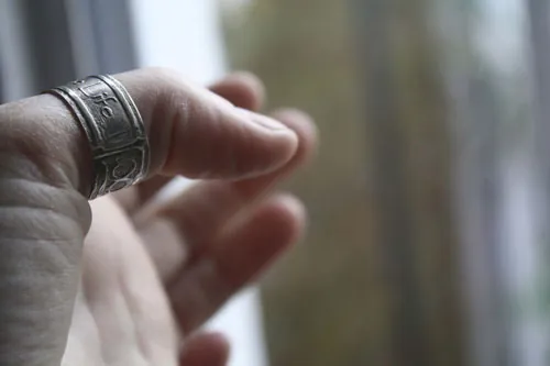 One Love, anillo con la cita de One de la banda de rock U2 en plata