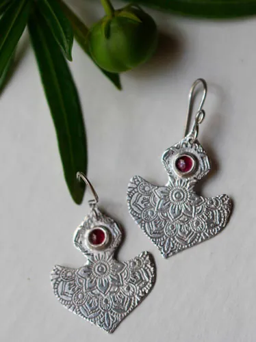 Ophrys, aretes mandala de orquídea en plata y rubí