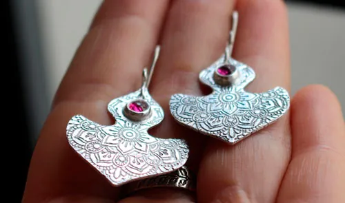 Ophrys, aretes mandala de orquídea en plata y rubí