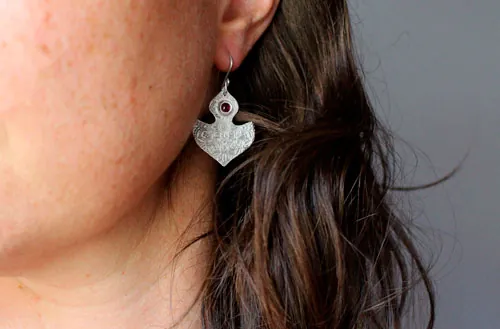 Ophrys, aretes mandala de orquídea en plata y rubí