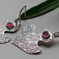 Ophrys, aretes mandala de orquídea en plata y rubí