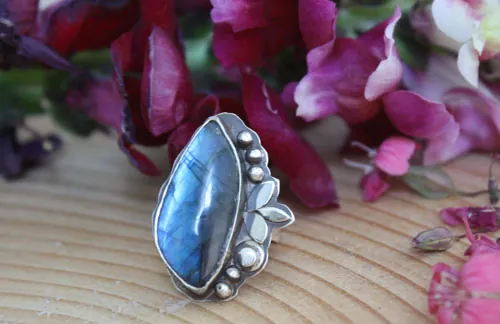 Otra serenata a la luz de la luna, anillo música nocturna en plata y labradorita