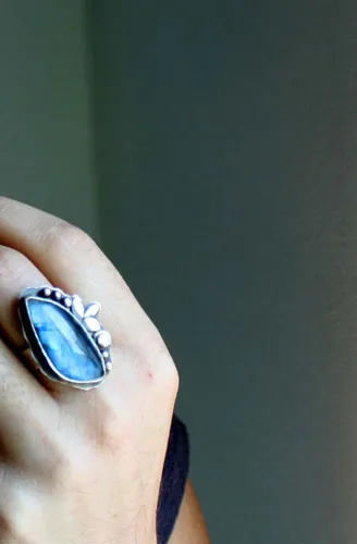 Otra serenata a la luz de la luna, anillo música nocturna en plata y labradorita