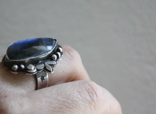 Otra serenata a la luz de la luna, anillo música nocturna en plata y labradorita