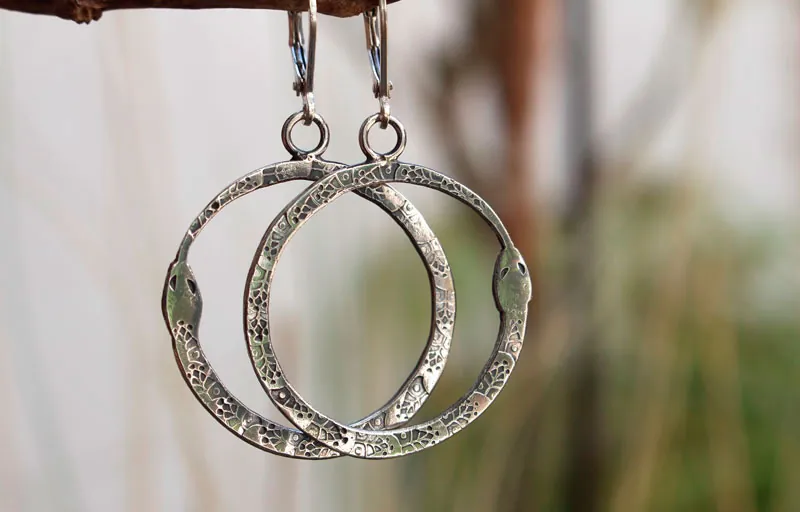 Ouroboros, aretes serpiente en plata