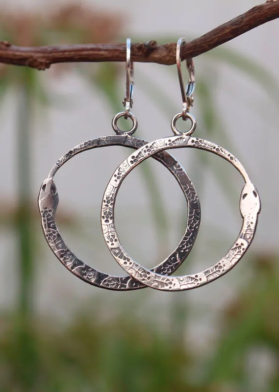Ouroboros, aretes serpiente en plata