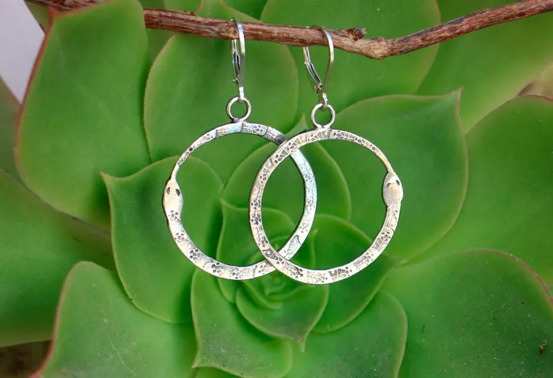 Ouroboros, aretes serpiente en plata