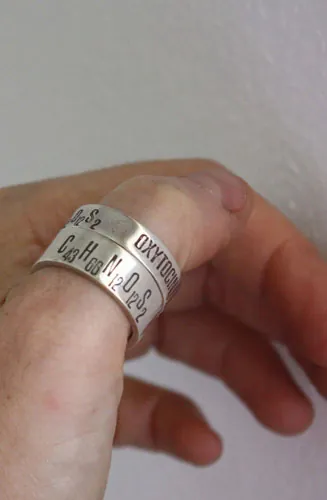 Oxitocina, anillo fórmula química del amor en plata